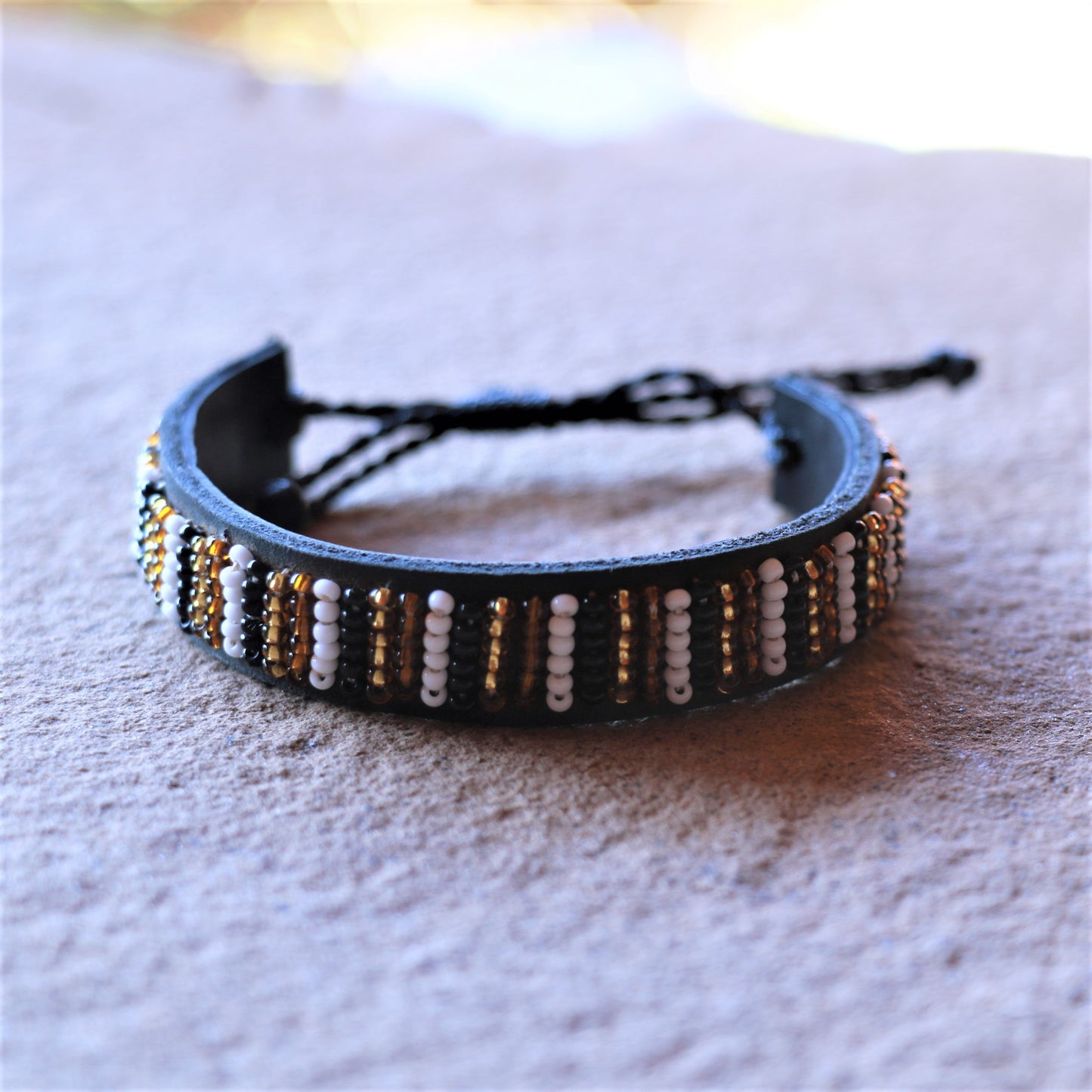 Bracelet en cuir perlé