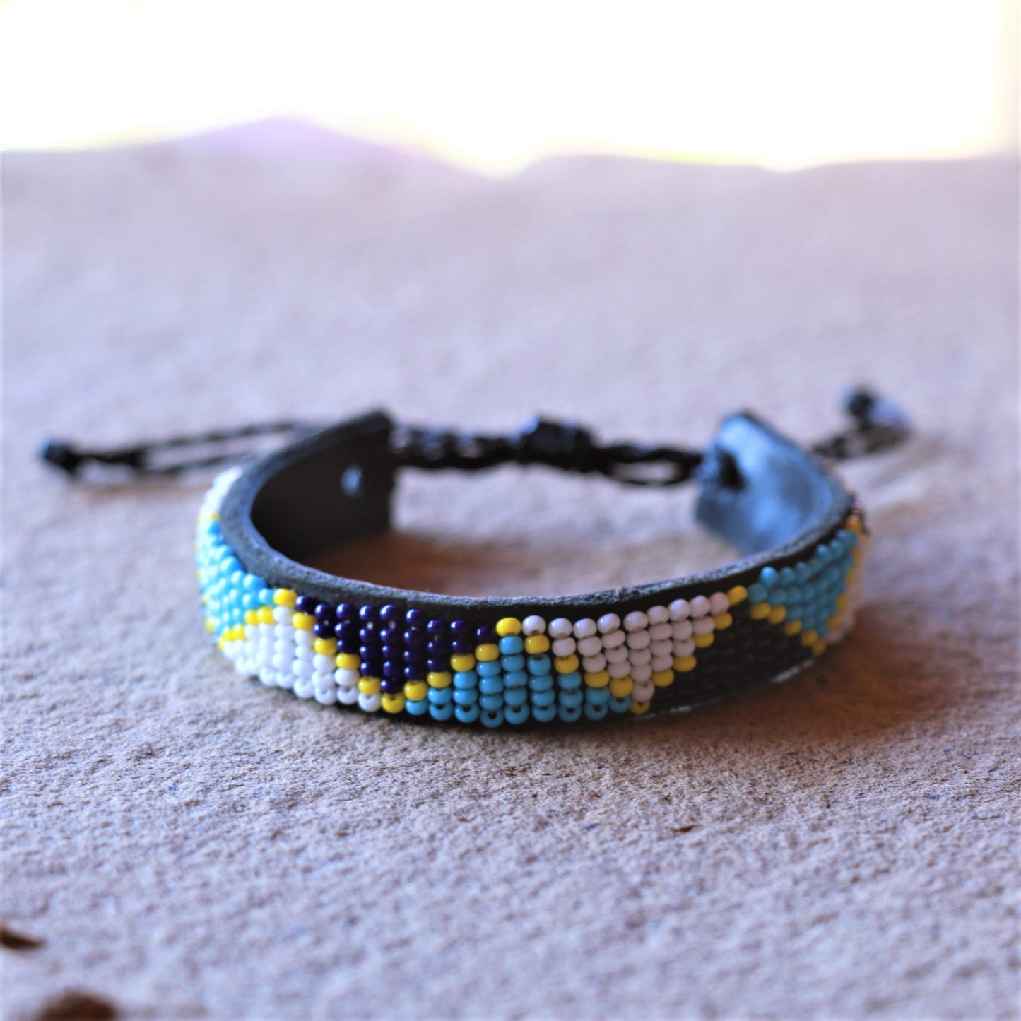 Bracelet en cuir perlé